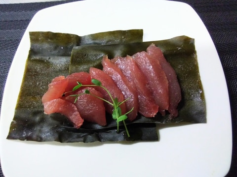 おつまみにピッタリ マグロの昆布締め